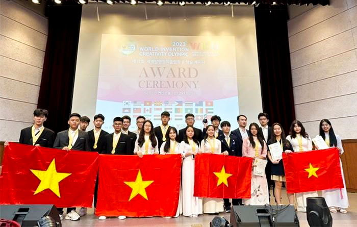 Học sinh Trường THPT Chuyên Bảo Lộc lập cú đúp Huy chương Vàng tại hai Cuộc thi Quốc tế.
