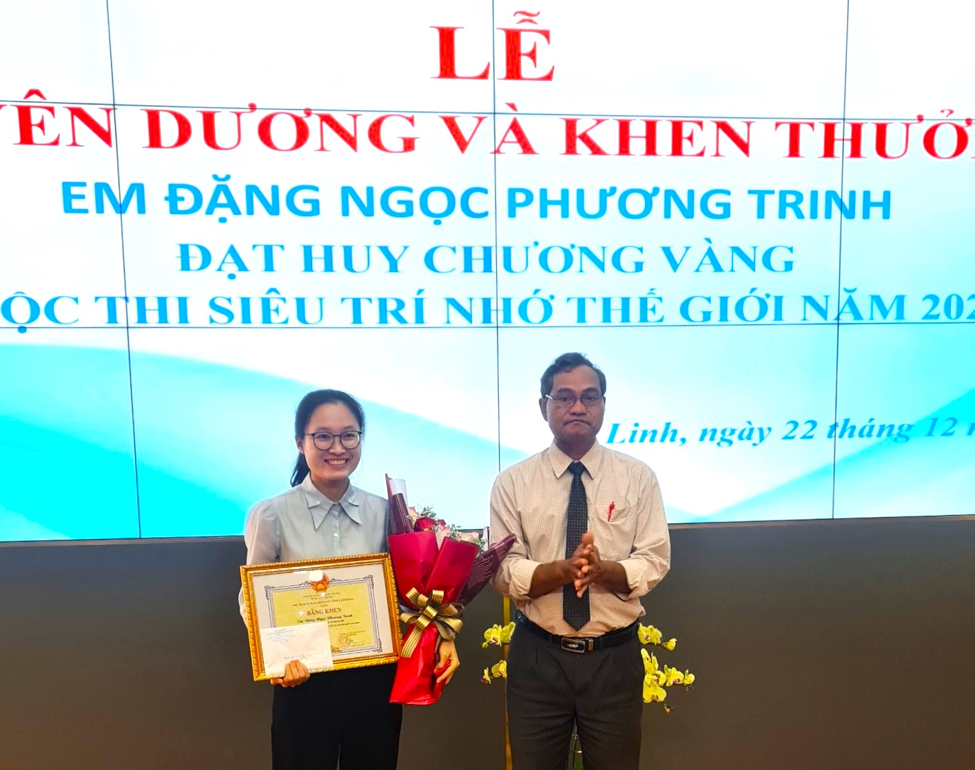 Nhà vô địch Siêu trí nhớ thế giới Đặng Ngọc Phương Trinh nhận Bằng khen của Chủ tịch UBND tỉnh Lâm Đồng