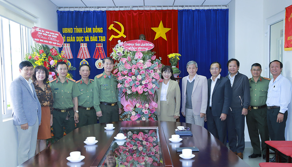 Công an tỉnh Lâm Đồng thăm và chúc mừng Sở Giáo dục và Đào tạo nhân kỷ niệm 41 năm Ngày Nhà giáo Việt Nam