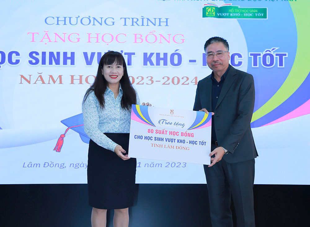 Trao 80 suất học bổng trị giá 160 triệu đồng cho trẻ em nghèo hiếu học Lâm Đồng