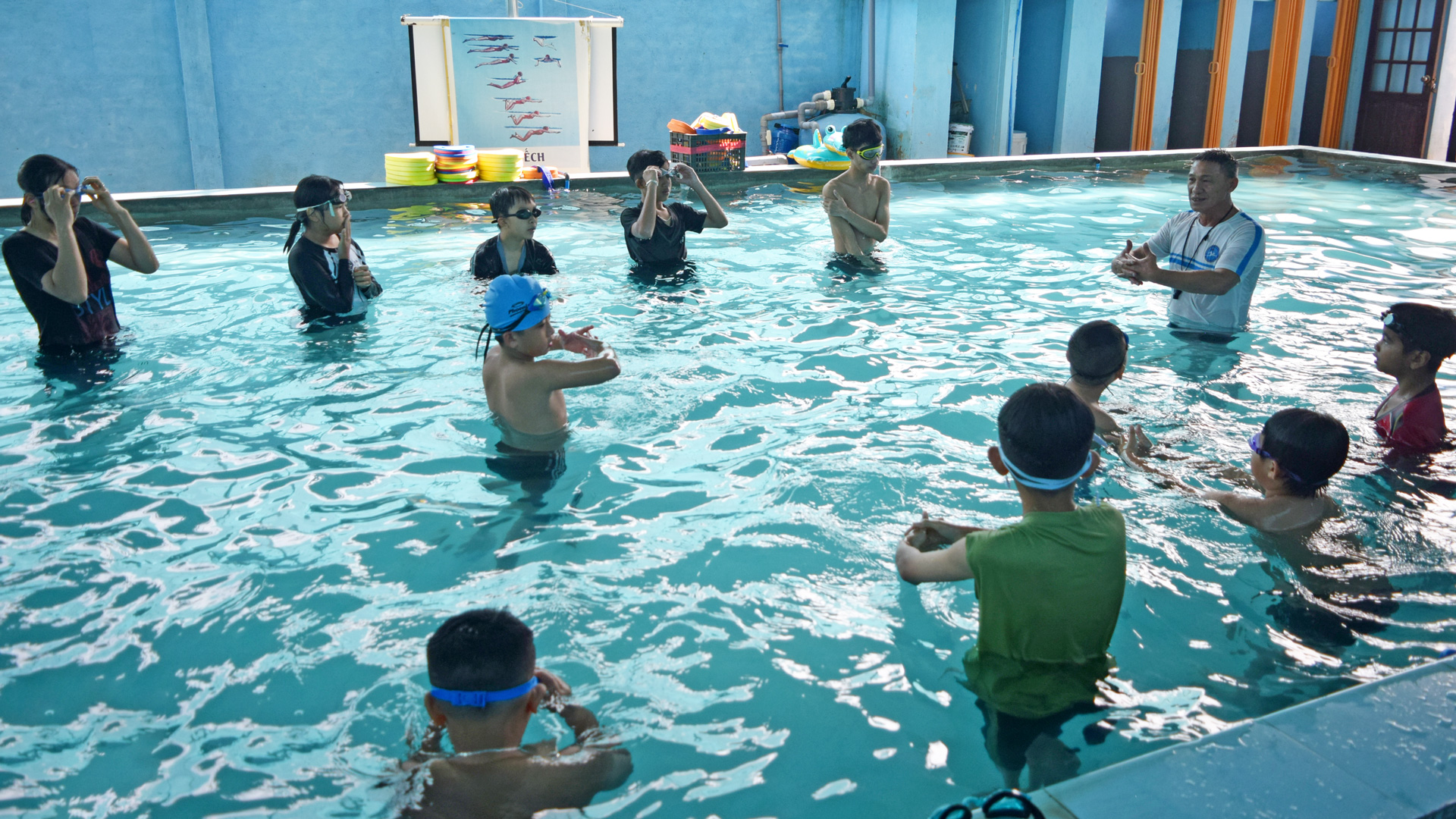 Dạy bơi miễn phí cho trẻ nghèo
