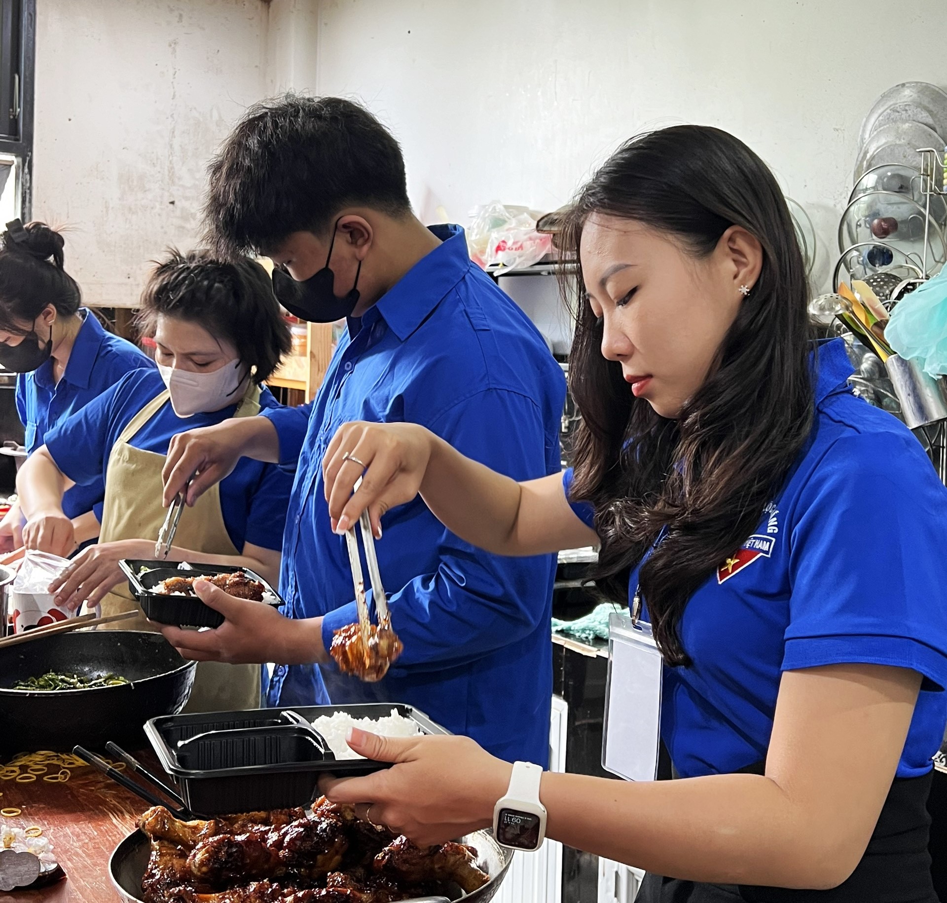 Bảo Lâm: Thanh niên tình nguyện nấu gần 200 suất cơm tặng sĩ tử khó khăn
