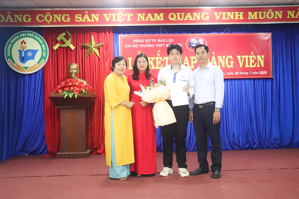 Học sinh thứ tư của Trường THPT Bảo Lộc vinh dự được đứng vào hàng ngũ của Đảng