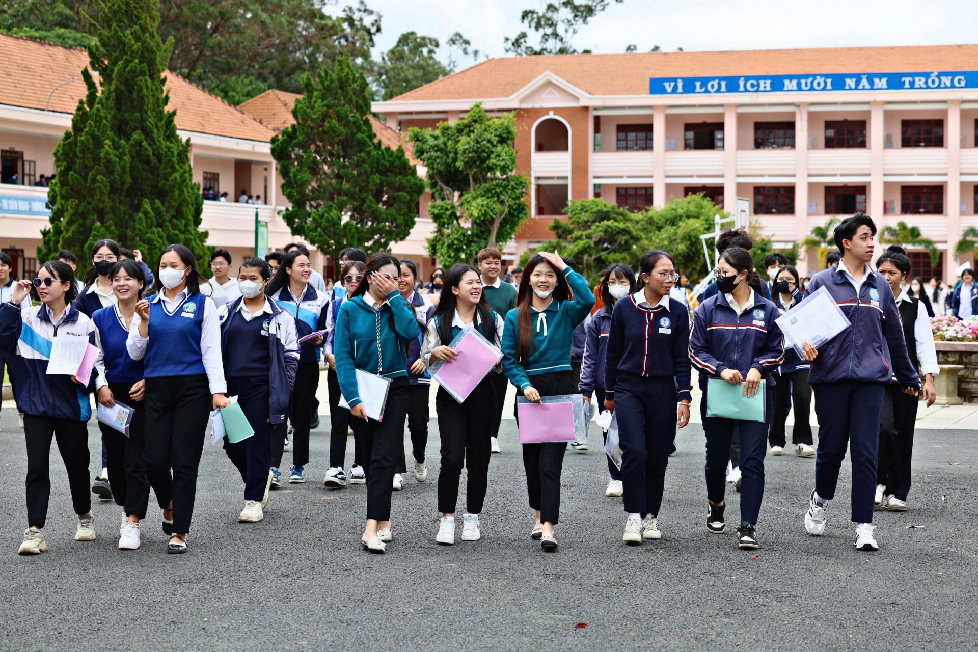 Đề môn Toán thi tốt nghiệp THPT 2025: Nhiều thí sinh than khó