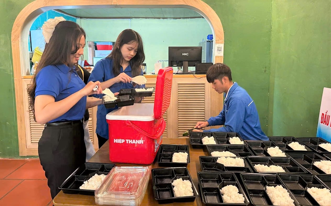 Bảo Lâm: Thanh niên tình nguyện tặng học bổng và nấu cơm miễn phí tặng sĩ tử khó khăn
