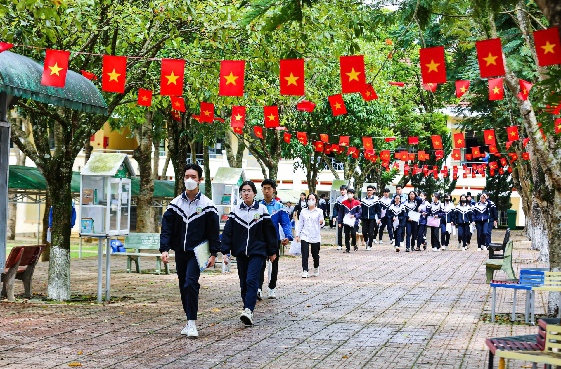Bảo Lộc: Đến giờ vào phòng thi chưa thấy học sinh, giáo viên lo lắng chạy xe máy đến tận nhà hỗ trợ