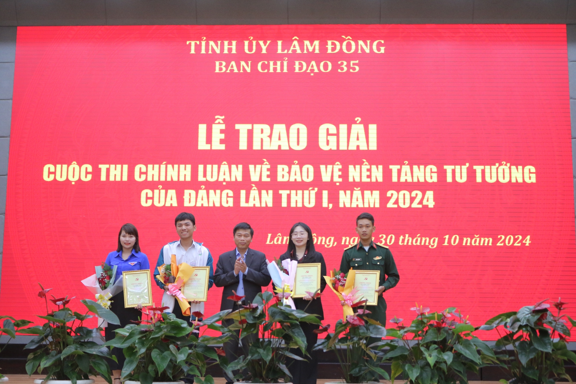 Hiện tượng lợi dụng xu hướng trên mạng xã hội và sự thiếu hiểu biết của giới trẻ để “bơm, tiêm” các tư tưởng “lệch chuẩn”