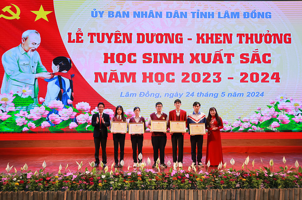 Tỉnh Lâm Đồng tuyên dương - khen thưởng 122 học sinh xuất sắc năm học 2023 - 2024
