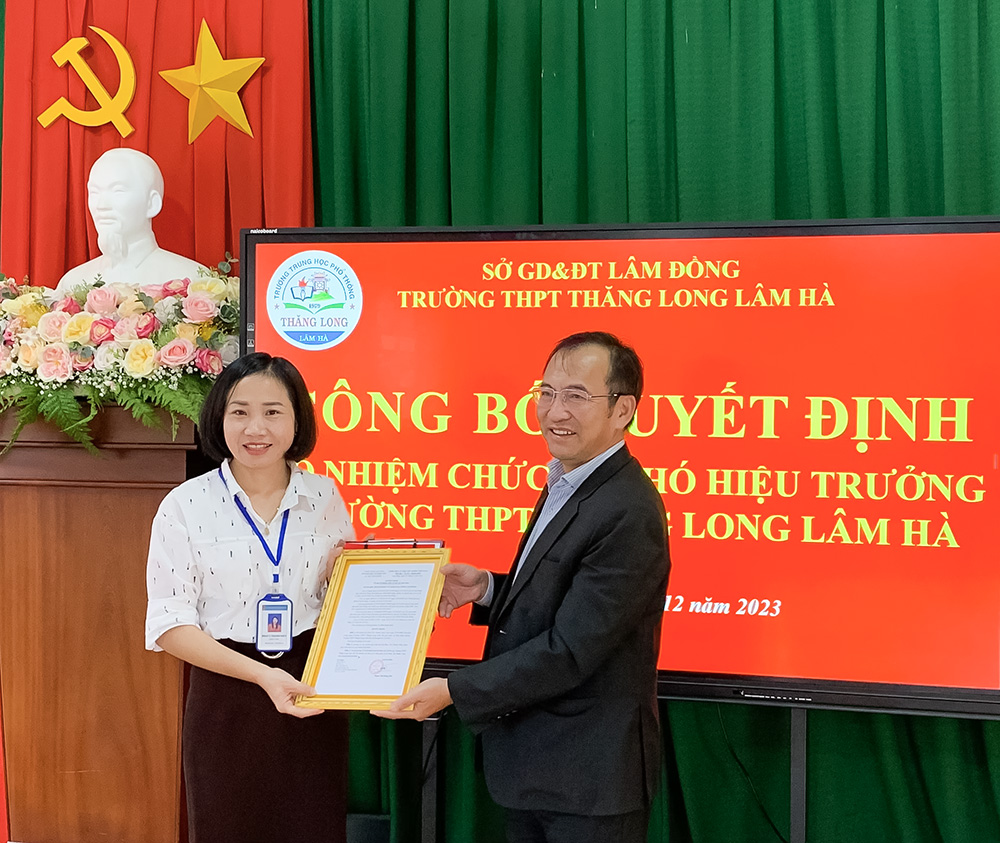 Cô Phan Thị Thanh Thúy, Chủ tịch Công đoàn Trường THPT Thăng Long, Lâm Hà giữ chức vụ Phó Hiệu trưởng Trường THPT Thăng Long.