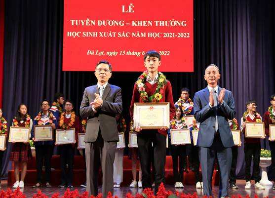 Tỉnh Lâm Đồng tuyên dương - khen thưởng 83 học sinh xuất sắc năm học 2021 - 2022