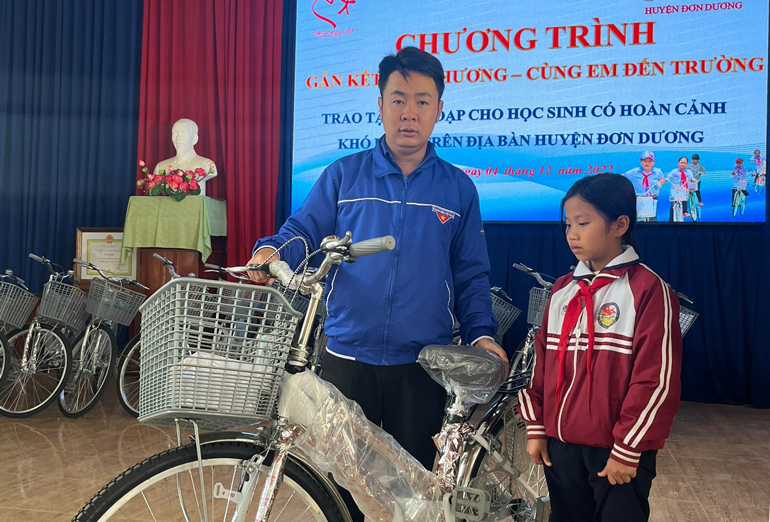 Đơn Dương: Tặng xe đạp cho học sinh có hoàn cảnh khó khăn