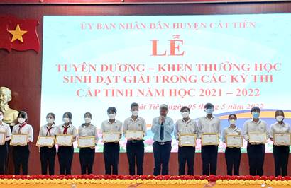 Cát Tiên: Tuyên dương, khen thưởng học sinh đạt giải trong các kỳ thi cấp tỉnh năm học 2021 – 2022