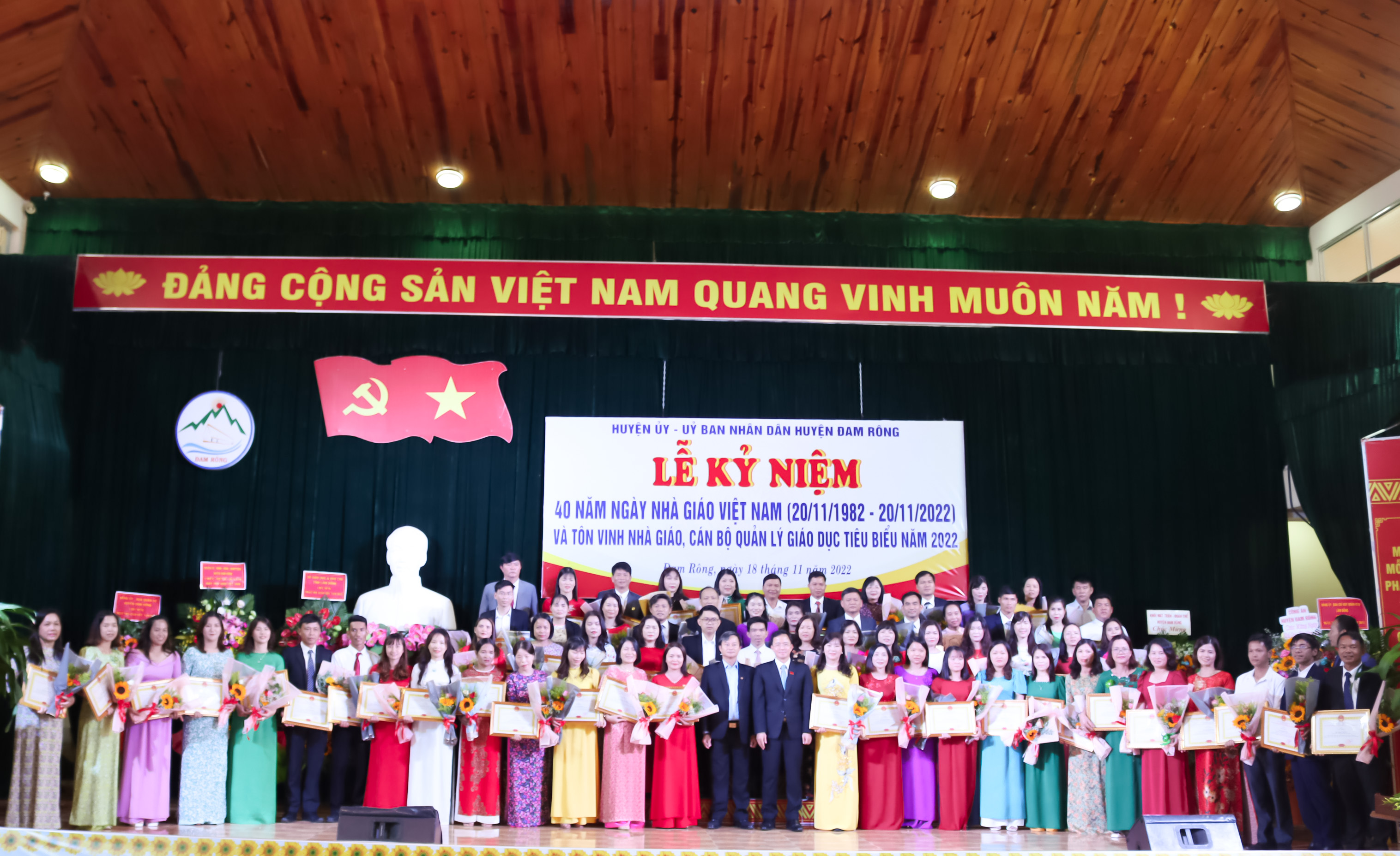 Huyện Đam Rông kỷ niệm 40 năm Ngày Nhà giáo Việt Nam