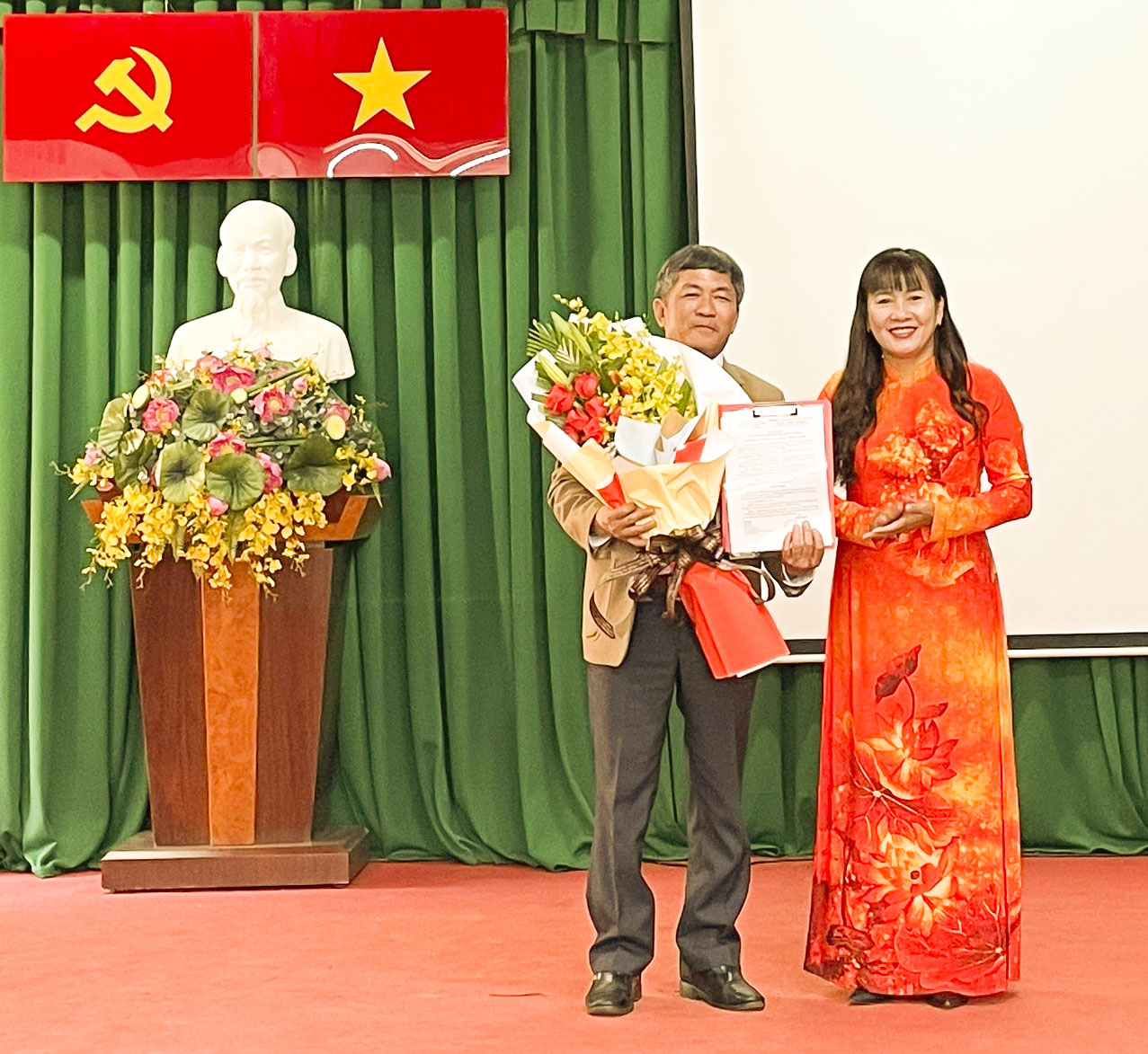 Sở Giáo dục và Đào tạo Lâm Đồng trao Quyết định điều động và bổ nhiệm chức vụ Hiệu trưởng Trường Trung học phổ thông Đức Trọng