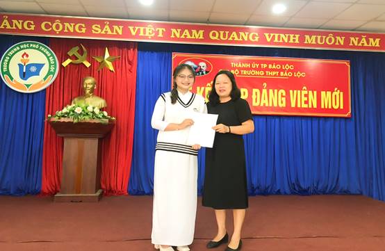 Kết nạp đảng viên mới cho học sinh đầu tiên tại Chi bộ  Trường THPT Bảo Lộc