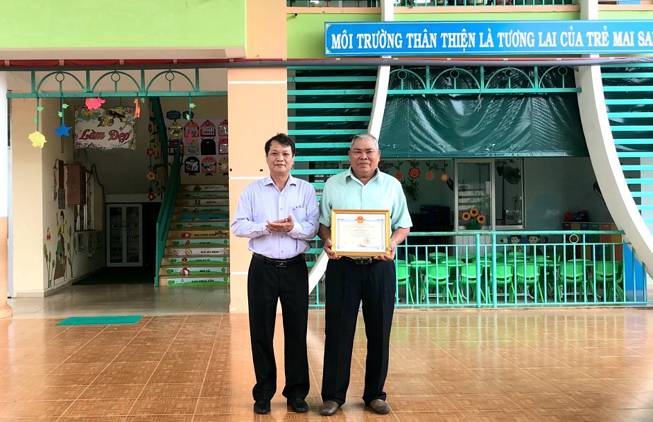 Bảo Lộc: Khen thưởng bảo vệ trường học bắt đối tượng trộm cắp xe máy