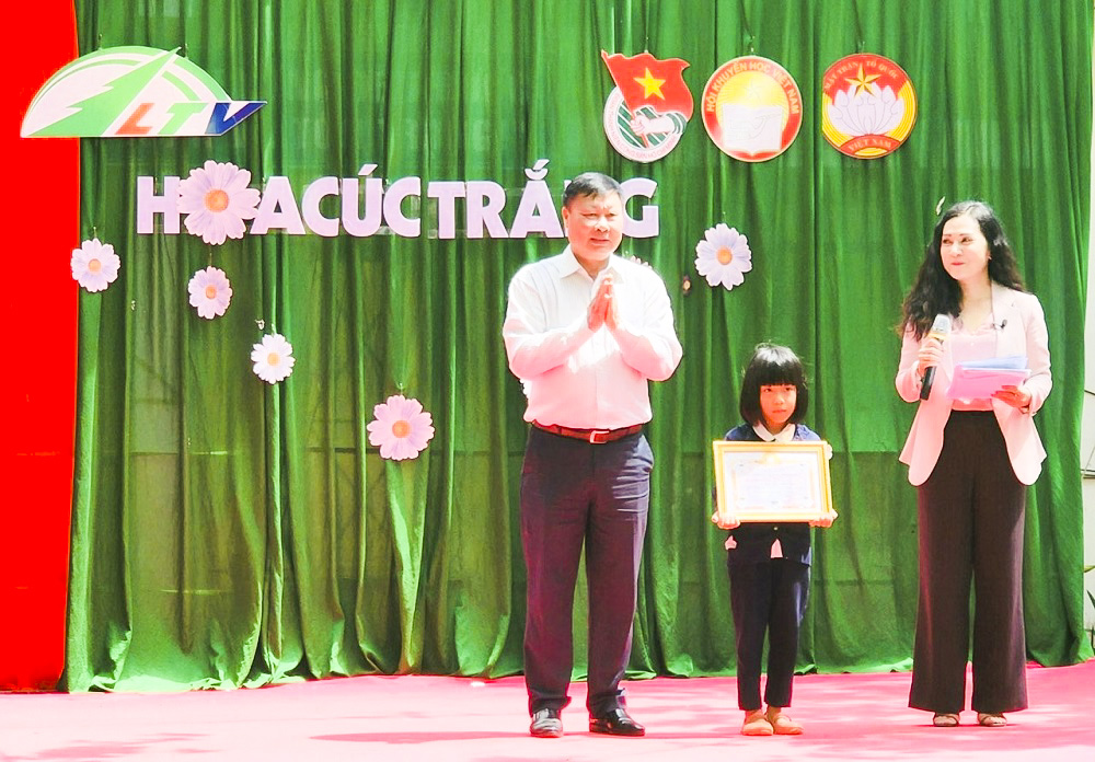 Lâm Hà: Hơn 336 triệu đồng hỗ trợ học sinh tại chương trình Hoa Cúc Trắng