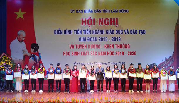 Sở Giáo dục và Đào tạo tổ chức Lễ Tuyên dương - Khen thưởng học sinh xuất sắc năm học 2021 - 2022