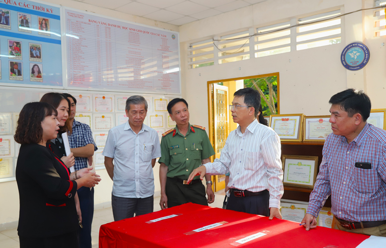 Phó Chủ tịch UBND tỉnh Lâm Đồng Đặng Trí Dũng kiểm tra công tác chuẩn bị Kỳ thi tốt nghiệp THPT tại Bảo Lộc và Bảo Lâm