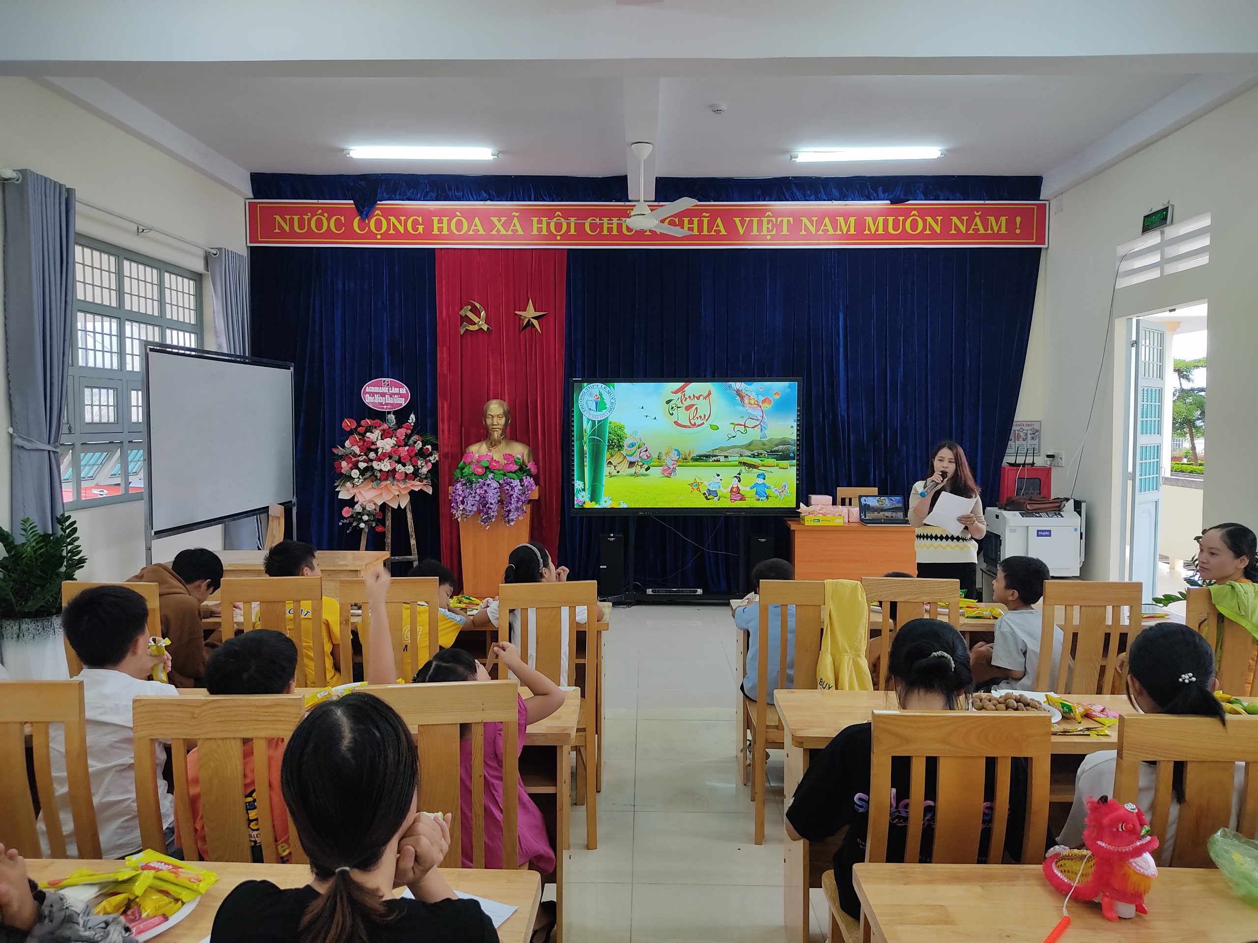 Trường THPT Lê Quý Đôn - Lâm Hà đã tổ chức chương trình “Vui Tết Trung Thu” 