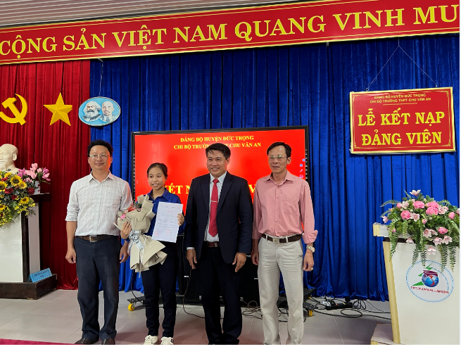 Chi bộ Trường THPT Chu Văn An tiếp tục phát triển đảng viên là đoàn viên học sinh xuất sắc