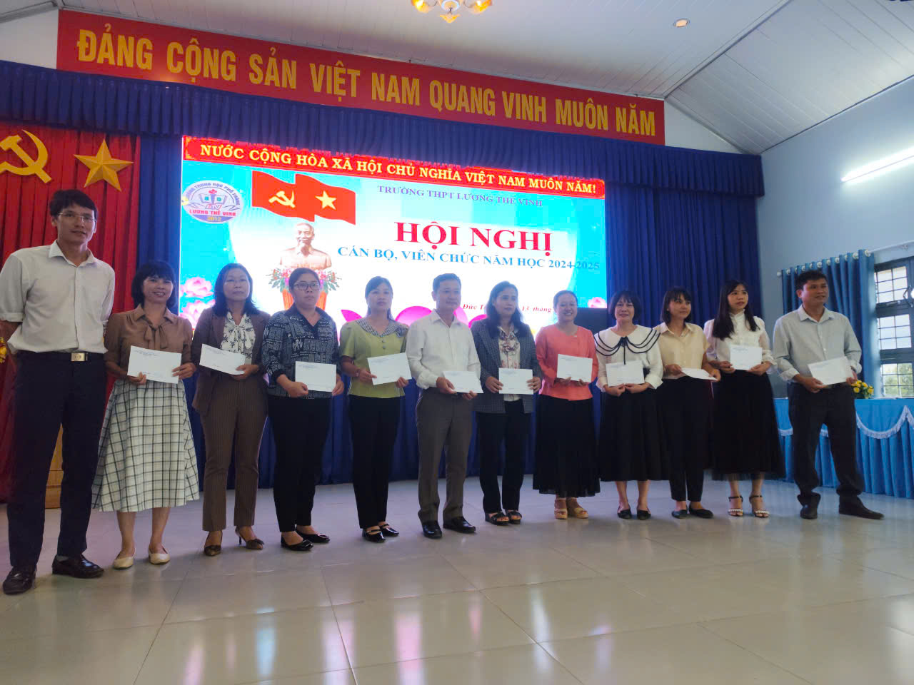 CĐCS TRƯỜNG THPT LƯƠNG THẾ VINH PHỐI HỢP VỚI CHÍNH QUYỀN TỔ CHỨC HỘI NGHỊ CÁN BỘ, VIÊN CHỨC NĂM HỌC 2024 - 2025