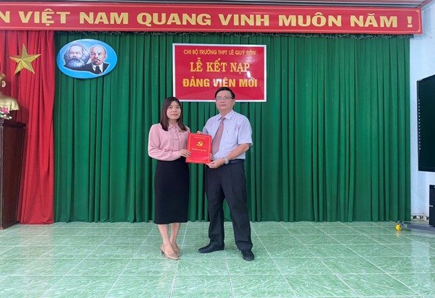 Chi bộ trường THPT Lê Quý Đôn long trọng tổ chức lễ kết nạp   Đảng viên mới.