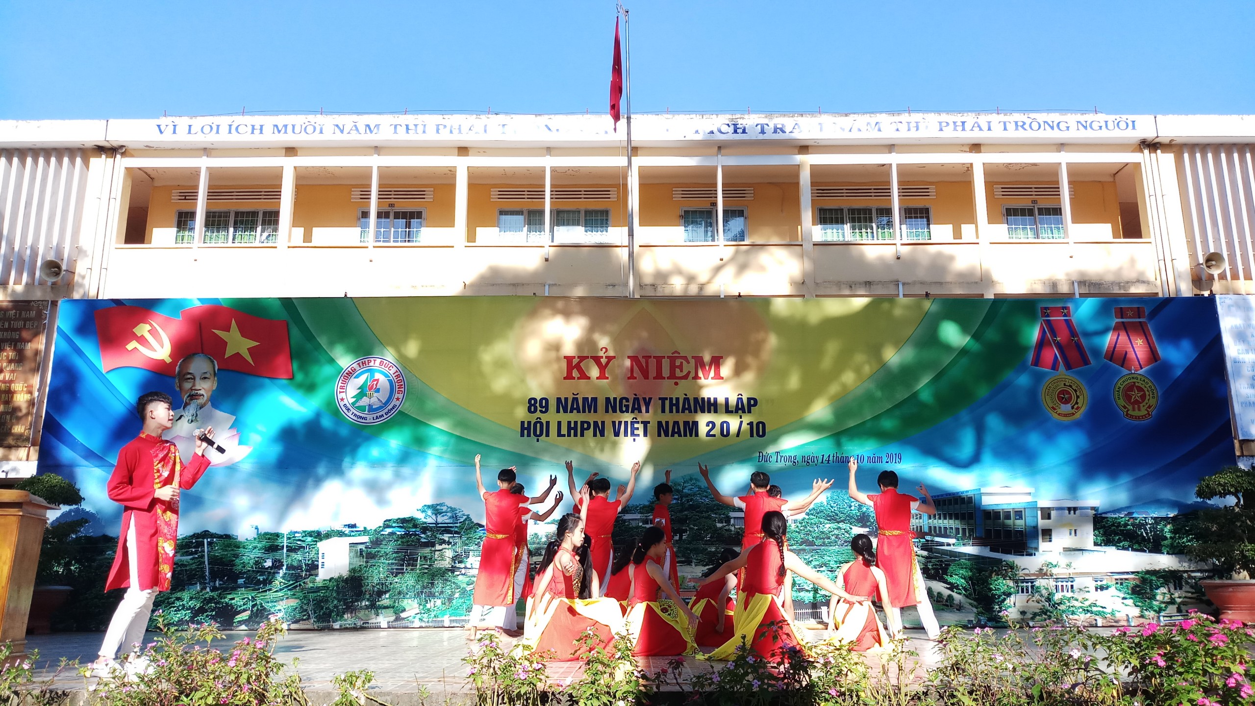 Công đoàn trường THPT Đức Trọng tổ chức nhiều hoạt động chào mừng ngày thành lập Hội liên hiệp phụ nữ Việt Nam 20-10 và nhiều hoạt động hưởng ứng ngày pháp luật Việt Nam