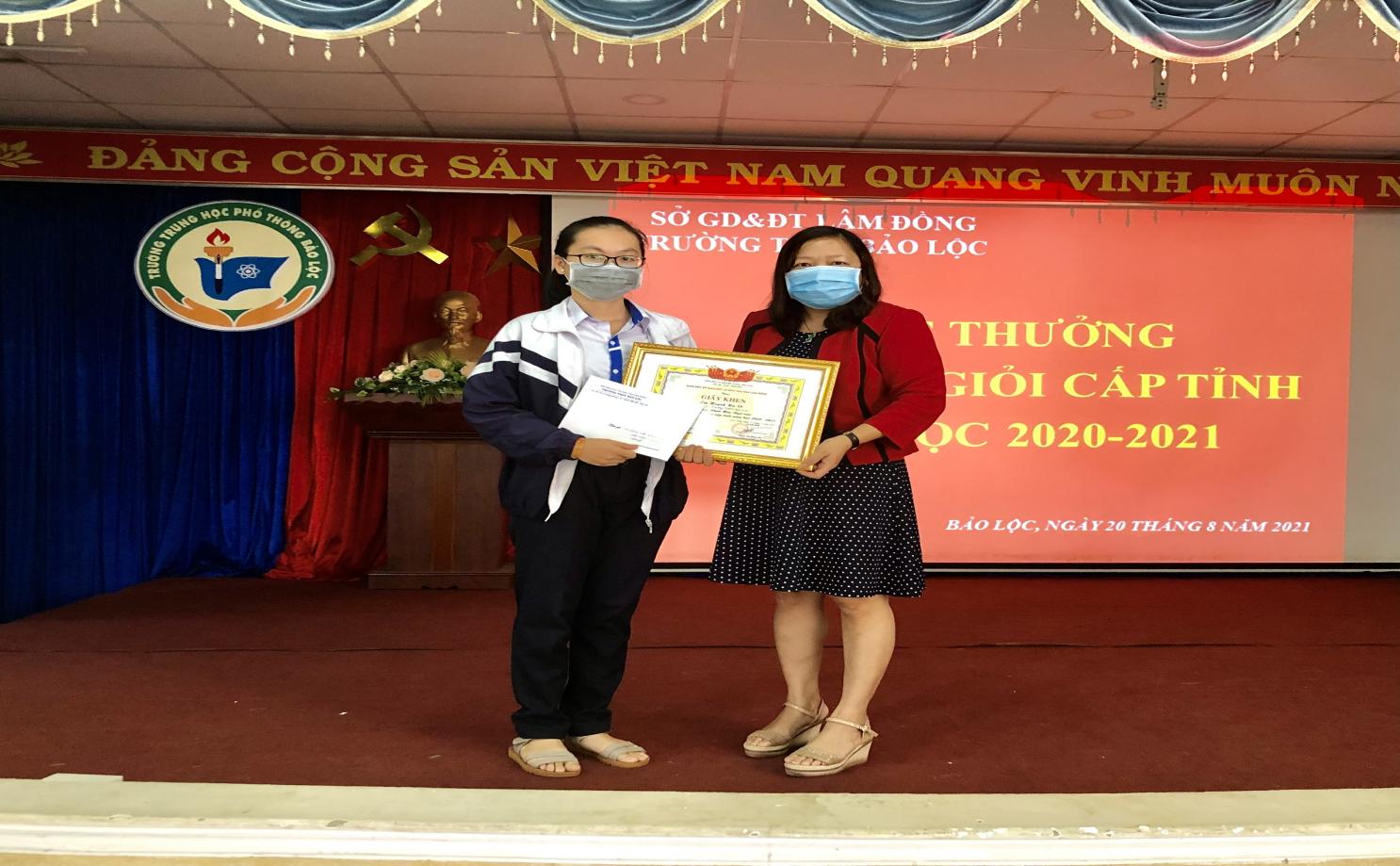 Trường THPT Bảo Lộc đã trao thưởng cho học sinh đạt giải Nhất môn Ngữ văn cấp tỉnh năm học 2020 - 2021