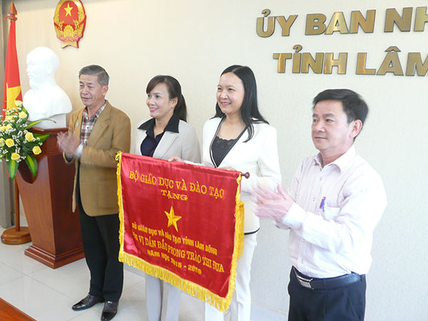Lâm Đồng là 1 trong 18 tỉnh, thành được Bộ Giáo dục tặng cờ thi đua