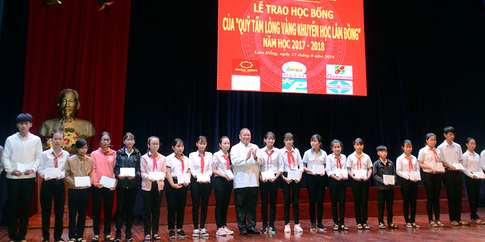 393 học sinh được nhận học bổng "Quỹ tấm lòng vàng khuyến học Lâm Đồng"