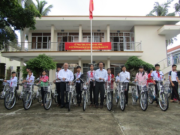 Hội Khuyến học tỉnh Lâm Đồng trao 20 xe đạp và 26 suất học bổng cho học sinh ngèo hiếu học năm học 2017 - 2018 