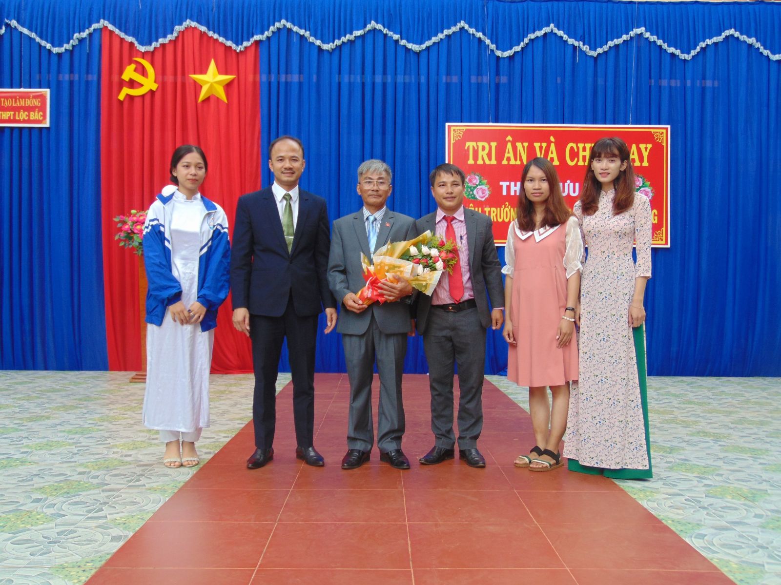 Nhà trường – Công đoàn Trường THCS&THPT Lộc Bắc tổ chức tri ân và chia tay thầy Lưu Thể - Hiệu trưởng đầu tiên của nhà trường