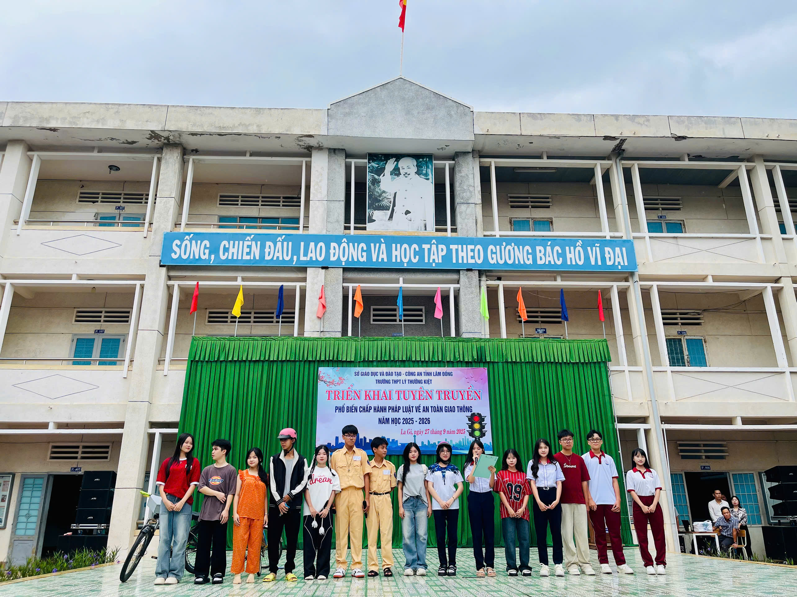 Sáng ngày 27/9/2025, tại Trường THPT Lý Thường Kiệt - Phường La Gi tỉnh Lâm Đồng, Sở GDĐT phối hợp Công an tỉnh tổ chức triển khai tuyên truyền, phổ biến an toàn giao thông 