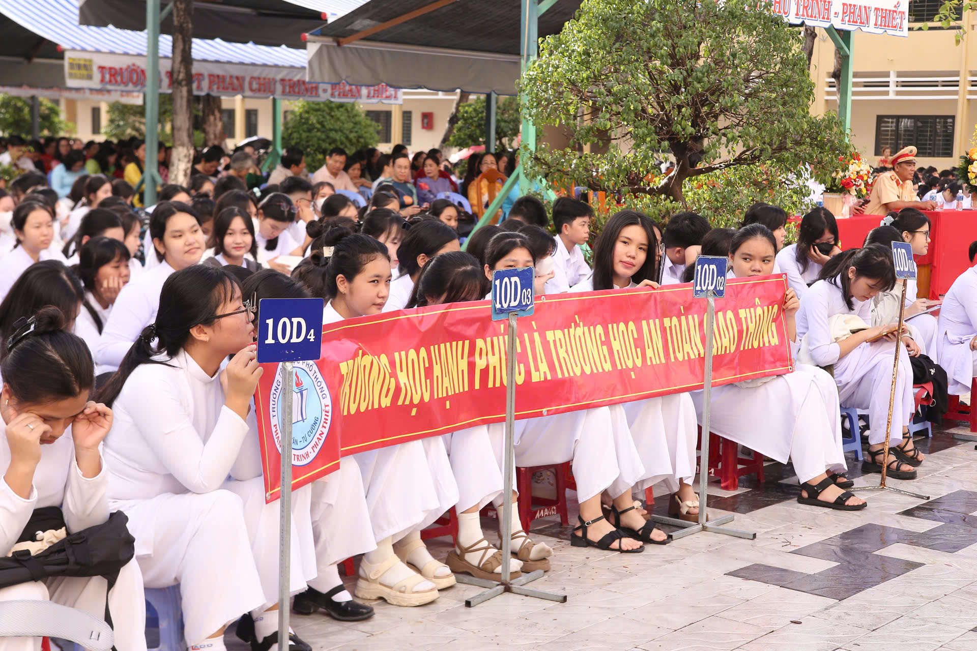 Sáng ngày 29/9/2025, tại Trường THPT Phan Chu Trinh - Phan Thiết, Sở Giáo dục và Đào tạo Lâm Đồng triển khai tuyên truyền, phổ biến giáo dục pháp luật về ATGT trong trường học