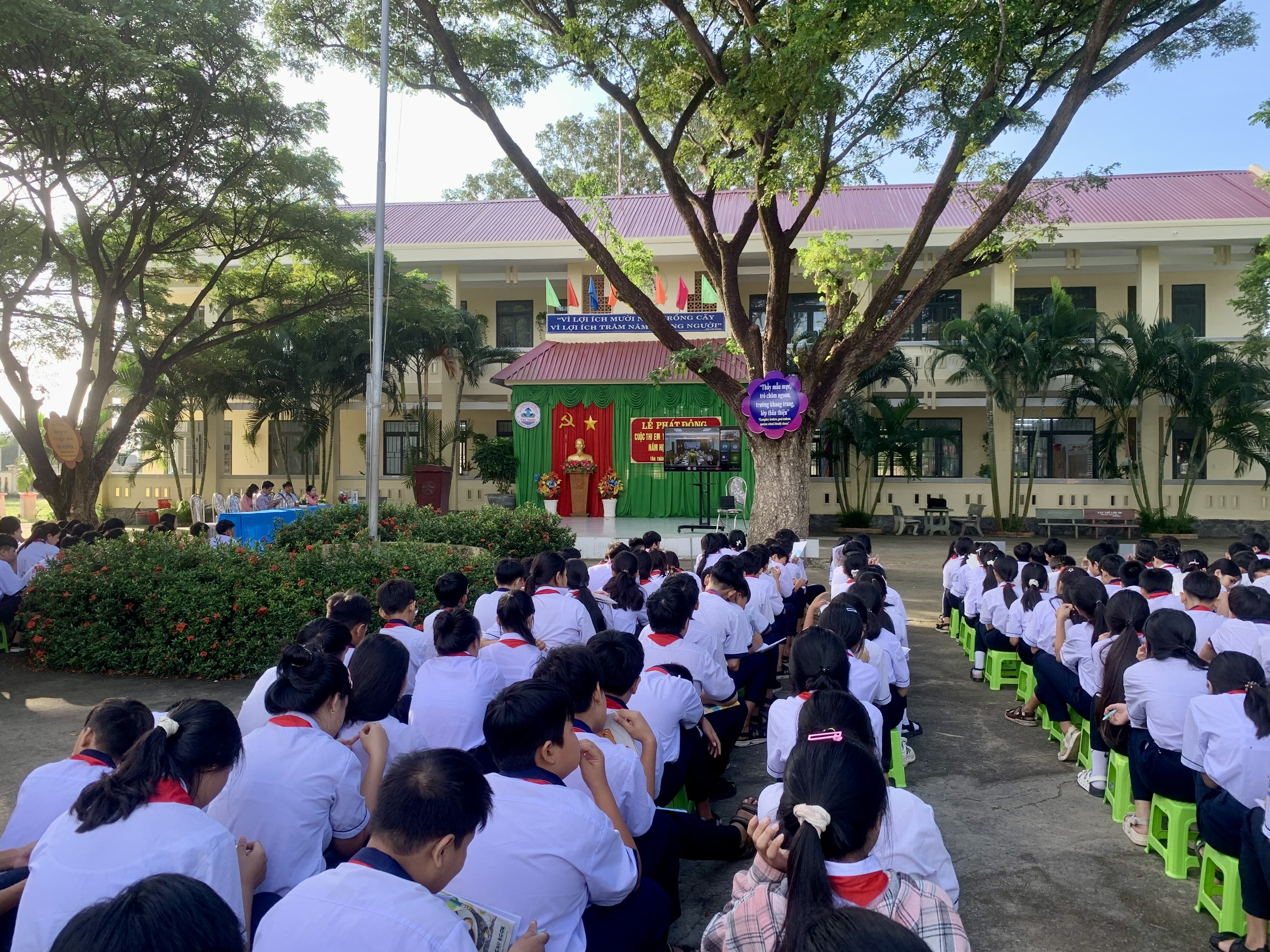 Sở Giáo dục và Đào tạo tỉnh Lâm Đồng cùng Hải đoàn 32 - Bộ Tư lệnh Vùng Cảnh sát biển 3 tổ chức Lễ phát động học sinh tham gia Vòng thi trực tuyến Cuộc thi “Em yêu biển, đảo quê hương”