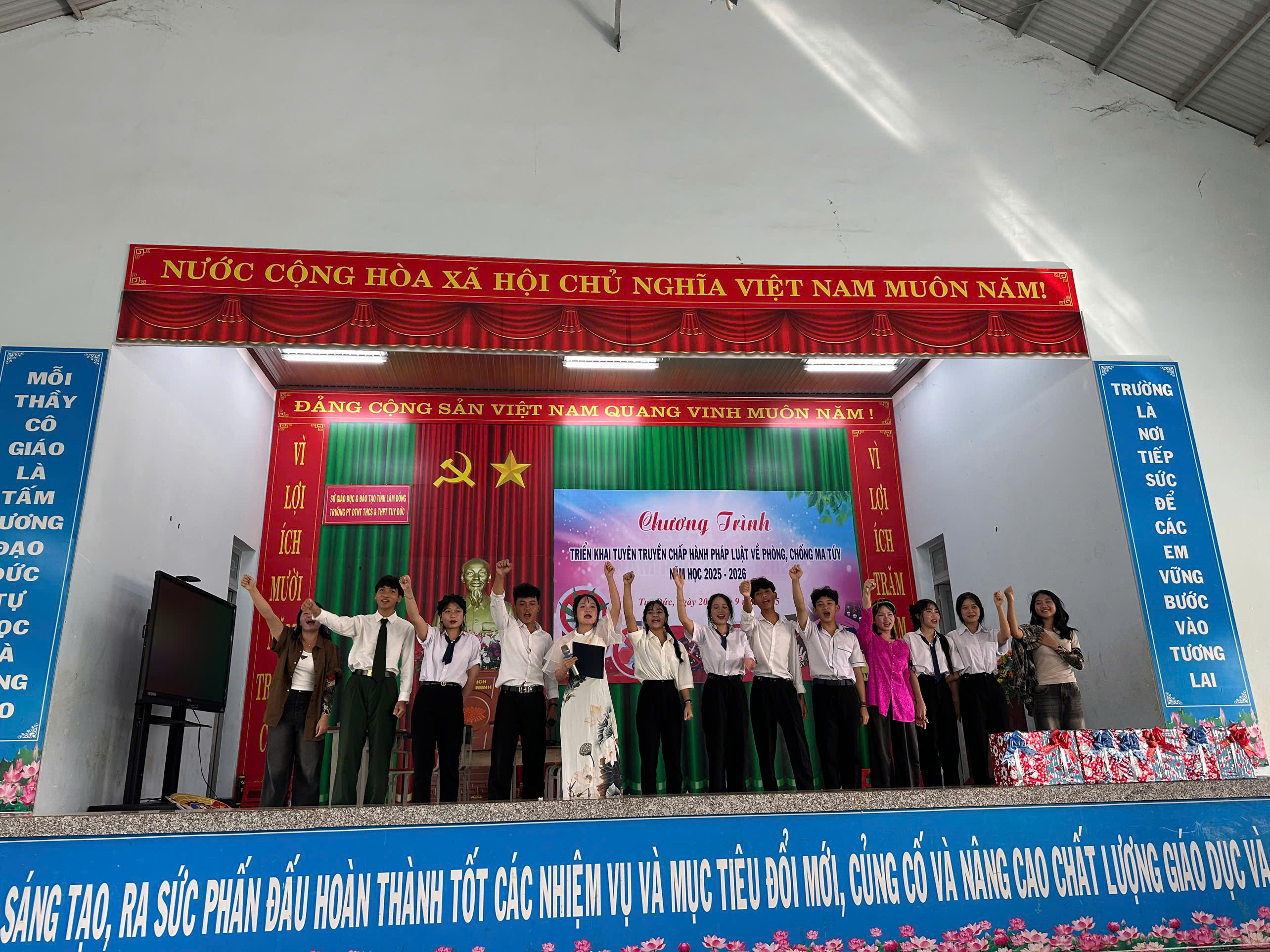 Sở GDĐT Lâm Đồng tiếp tục triển khai tuyên truyền, phổ biến giáo dục pháp luật về phòng, chống ma túy tại Trường PTDTNT THCS và THPT Tuy Đức trên địa bàn xã Tuy Đức, xã giáp biên giới nước Campuchia