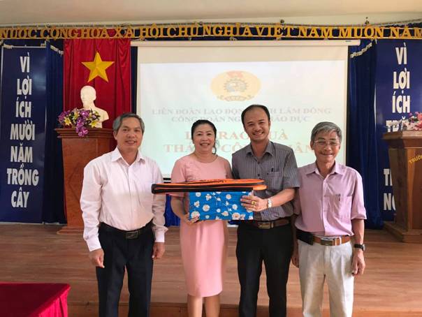 Công đoàn cơ sở trường THCS & THPT Lộc Bắc vinh dự đón nhận quà tặng “Tháng công nhân” của Công Đoàn ngành Giáo dục tỉnh Lâm Đồng