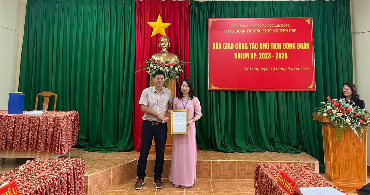 Bàn giao công tác công đoàn tại Trường THPT Nguyễn Huệ