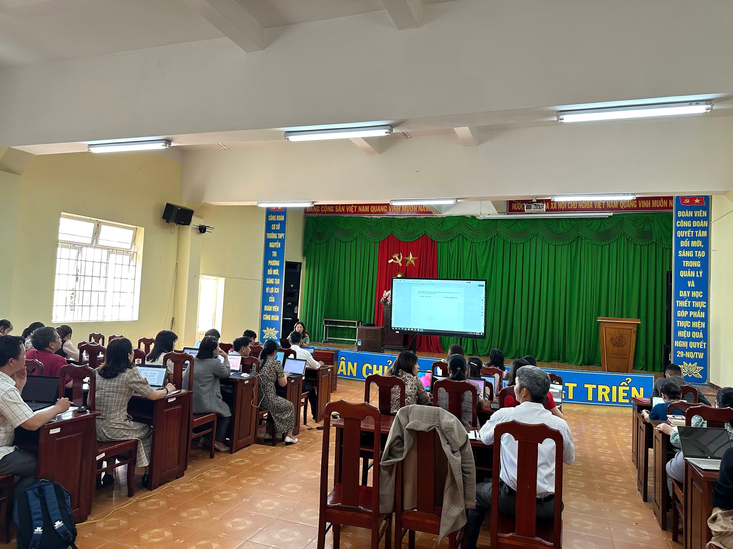 Tập huấn và trao đổi kinh nghiệm chuyên môn đầu năm học - Trường THPT Nguyễn Tri Phương