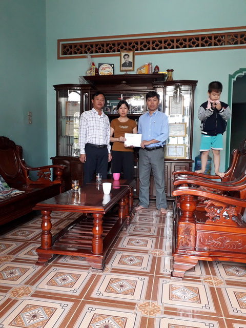 Công đoàn cơ sở Trường THPT Gia Viễn đại diện các công đoàn cơ sở trực thuộc trên địa bàn huyện Cát Tiên thăm và tặng quà cho đoàn viên có hoàn cảnh đặc biệt khó khăn