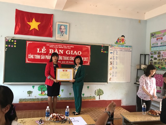 Công đoàn Giáo dục tỉnh Lâm Đồng bàn giao  02 công trình sản phẩm nhân dịp Tháng Công nhân năm 2017.