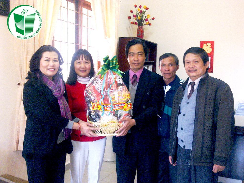 Nhân dịp tết Tân Mão 2011, Giám đốc Sở GD&ĐT Lâm Đồng đi thăm và chúc tết các đơn vị