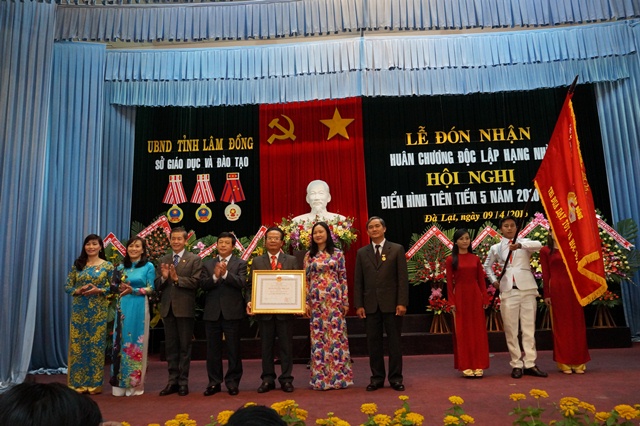 Ngành Giáo dục Lâm Đồng đón nhận Huân chương Độc lập hạng Nhì và tổ chức Hội nghị điển hình tiên tiến 05 năm (2010 - 2014)