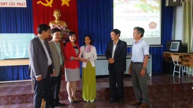 Lãnh đạo Sở và Công đoàn Giáo dục Lâm Đồng chăm lo đời sống Nhà giáo và người lao động nhân dịp Tết Đinh Dậu 2017