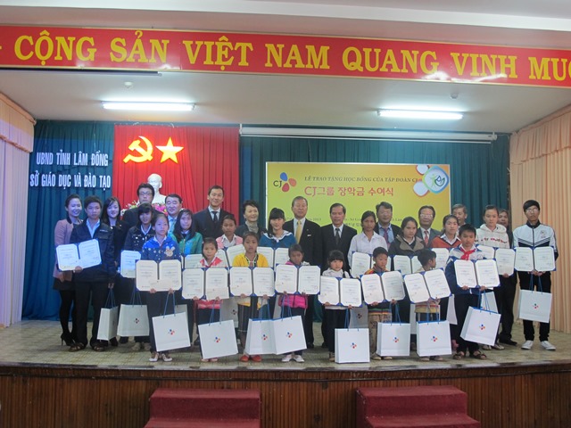Lễ trao tặng học bổng của tập đoàn CJ - Hàn Quốc cho học sinh Lâm Đồng