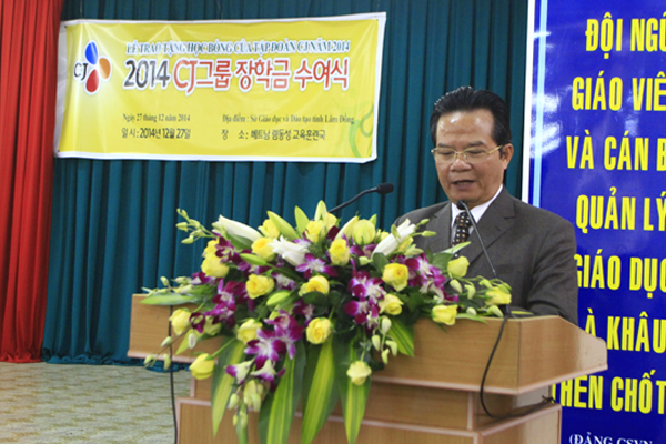 "Lễ trao học bổng cho học sinh vượt khó" của Tập đoàn CJ - Hàn Quốc cho các em học sinh vượt khó vươn lên trong học tập tỉnh Lâm Đồng