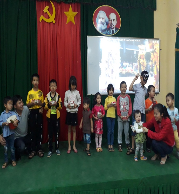 Công đoàn trường THPT Nguyễn Bỉnh Khiêm  chăm lo cho con em cán bộ nhà giáo, người lao động vui tết trung thu