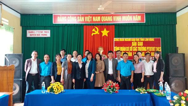 Công đoàn Giáo dục tỉnh Lâm Đồng tổ chức bàn giao 07 Công đoàn cơ sở trường phổ thông dân tộc nội trú THCS về Liên đoàn lao động cấp huyện
