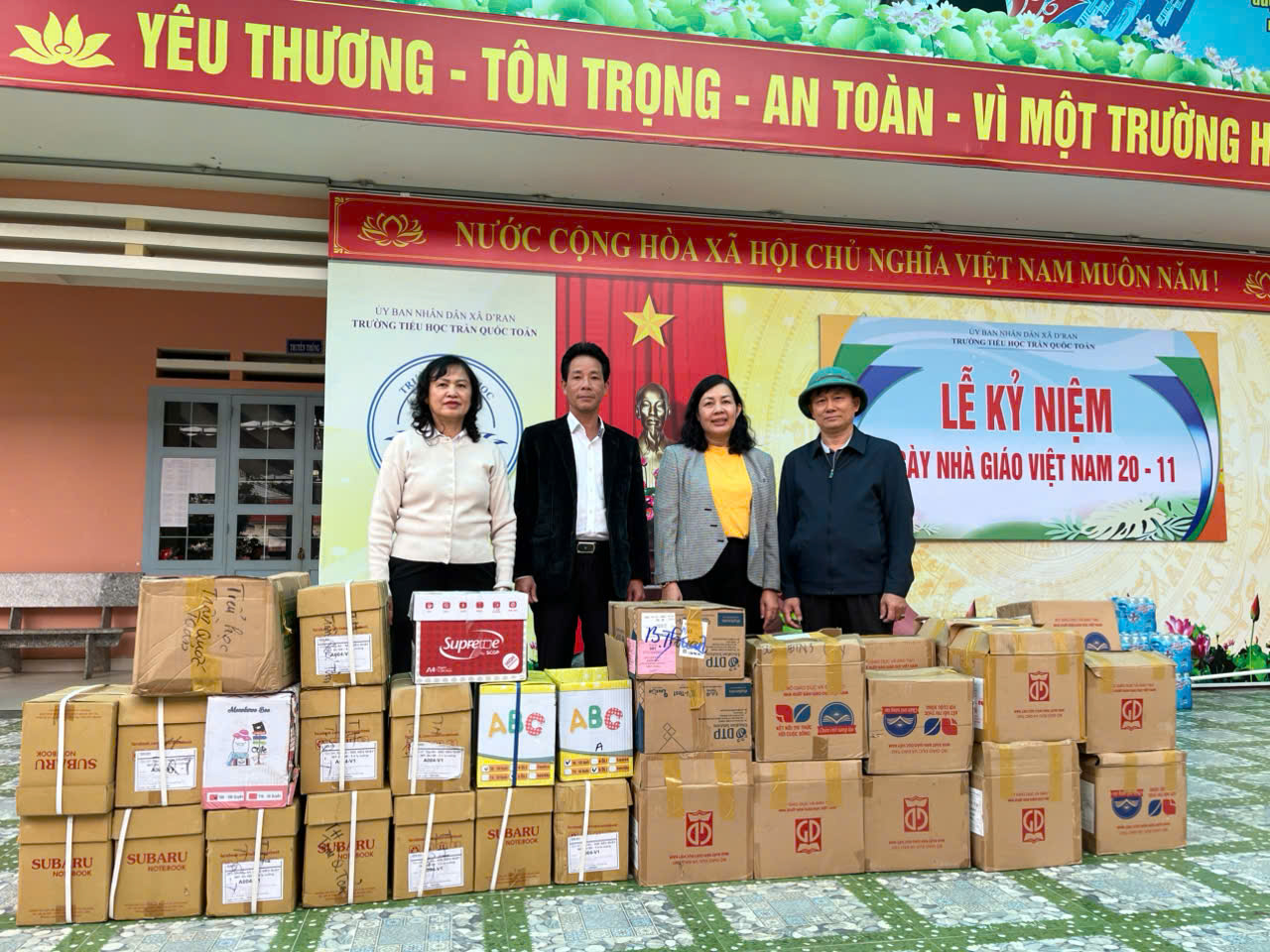 Kịp thời hỗ trợ sách giáo khoa và đồ dùng dạy học  Cho học sinh các trường học trên địa bàn xã D’Ran, tỉnh Lâm Đồng